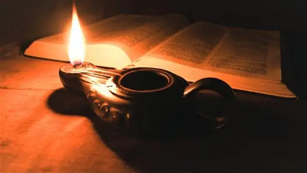 Câu Chuyện Một Chiếc Đèn Dầu