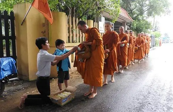 Mười Câu Chuyện Bố Thí Và Cúng Dường