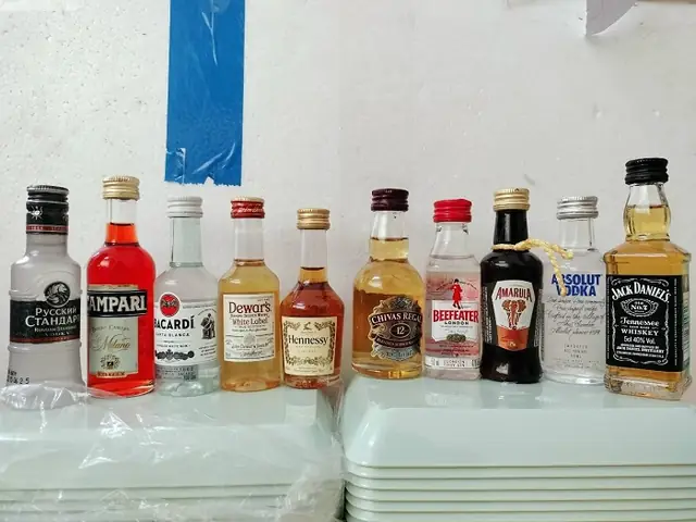 Set 10 Chai Rượu Mini Uống, Trưng Bày Tủ ... - Shop Ngọc Châu.com