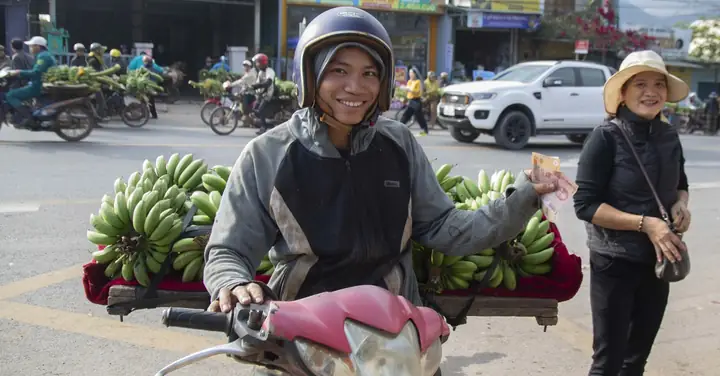 Nông Dân Hớn Hở Thu Mỗi Xe Chuối Cả Triệu Đồng Ở Chợ Chuối Cúng ...