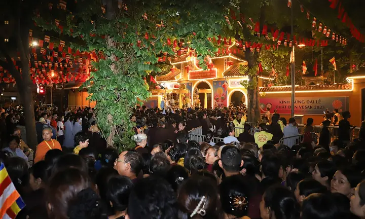 Xuyên Đêm Xếp Hàng Chờ Chiêm Bái Xá Lợi Phật Ở Chùa Quán Sứ ...