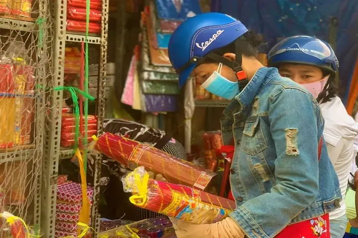 Người Dân Đến Chợ Sỉ Mua Lẻ Đồ Lễ Cúng Ông Công Ông Táo Để Tiết ...