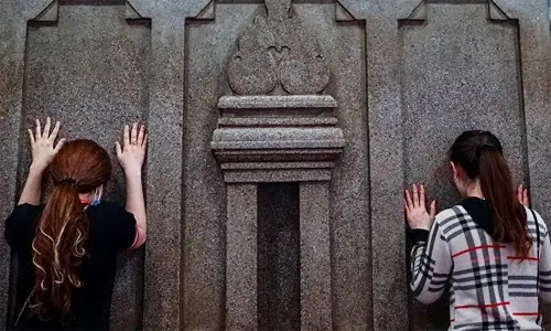 Úp Mặt Vào Đá Cầu Nguyện Trong Ngôi Đền Ấn Độ Ở Sài Gòn - Báo ...