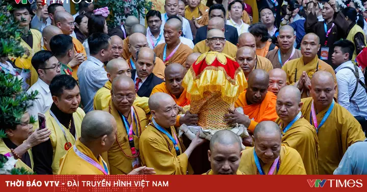 Hàng Ngàn Người Dân Hà Nội Cung Rước Xá Lợi Phật Về Chùa Quán Sứ