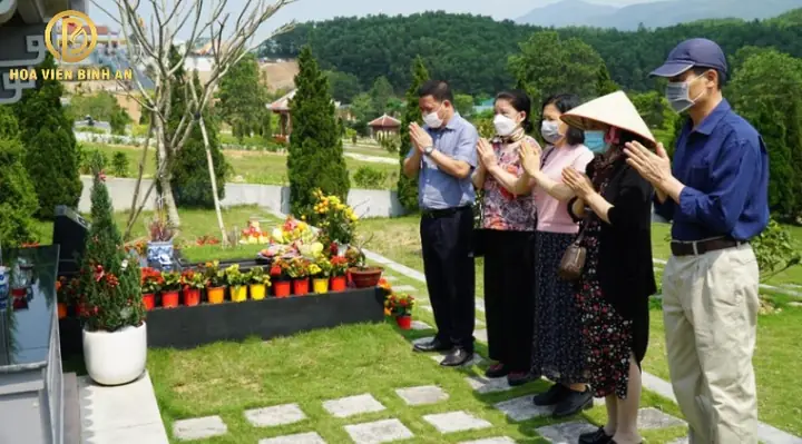 Chuẩn Bị Đồ Cúng Ngoài Mộ