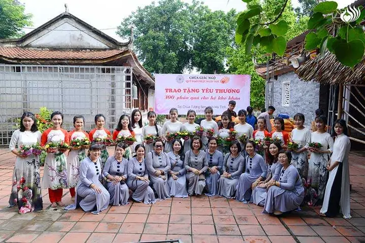 Cúng Dường Trai Tăng Và Tặng Quà Cho Các Hộ Khó ...