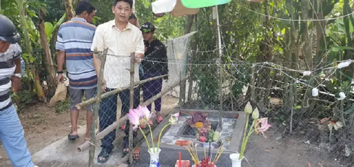 Lạ Đời: Người Dân Kiên Giang Lập Bàn Thờ Thắp Hương Cho Hoa Xác ...