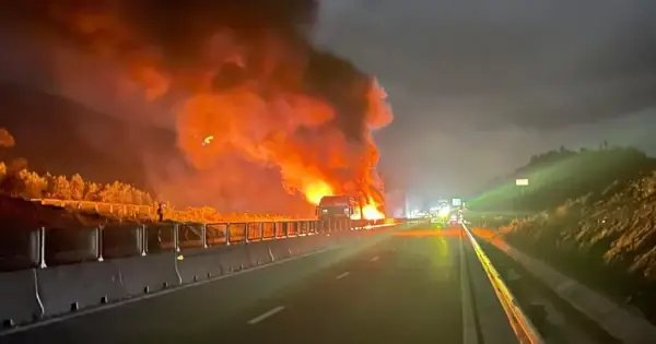 Clip 3 Ô Tô Lao Vào Nhau Rồi Cùng Bốc Cháy Ngùn Ngụt Trên Đường ...