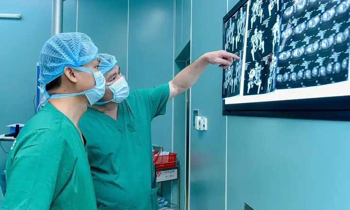 Giành Sự Sống Cho Cô Gái Bị Xe Container Cán - Báo Vnexpress Sức ...