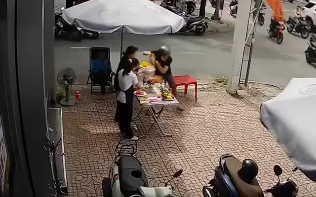 Hai Cô Gái Đứng Hình Vì Bị 'cô Hồn Sống' Giật Mất Gà Cúng Trên Tay