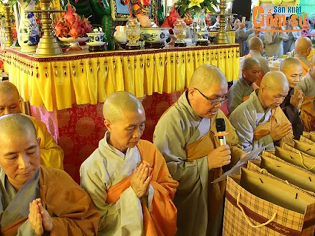 Cúng Dường Trai Tăng: Cẩm Nang Ý Nghĩa, Công Đức Và Nghi Thức Chuẩn Nhất