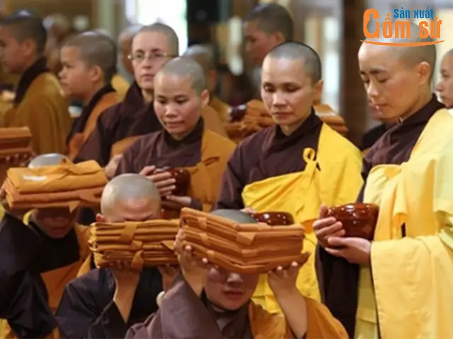 Cúng Dường Trai Tăng: Cẩm Nang Ý Nghĩa, Công Đức Và Nghi Thức Chuẩn Nhất