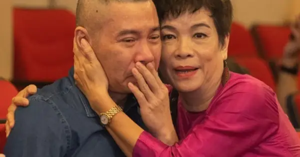 Xúc Động Hình Ảnh Nsnd Công Lý Khóc Khi Gặp Lại Đồng Nghiệp ...