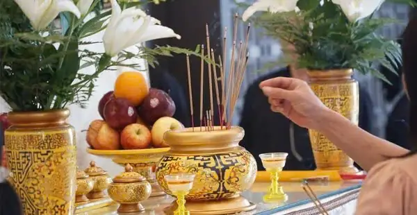 Cúng 49 Ngày Có Phải Ra Mộ Không? Những Điều Kiêng Kỵ Gia Chủ Cần Nhớ