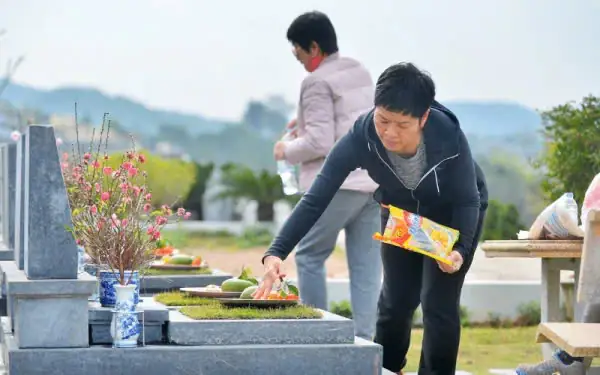 Cúng 49 Ngày Có Phải Ra Mộ Không? Những Điều Kiêng Kỵ Gia Chủ Cần Nhớ