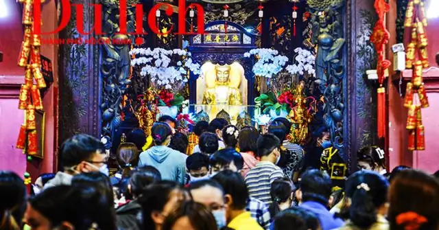 Rằm Tháng Giêng, Người Dân Viếng Điện Ngọc Hoàng Dâng Lễ ...