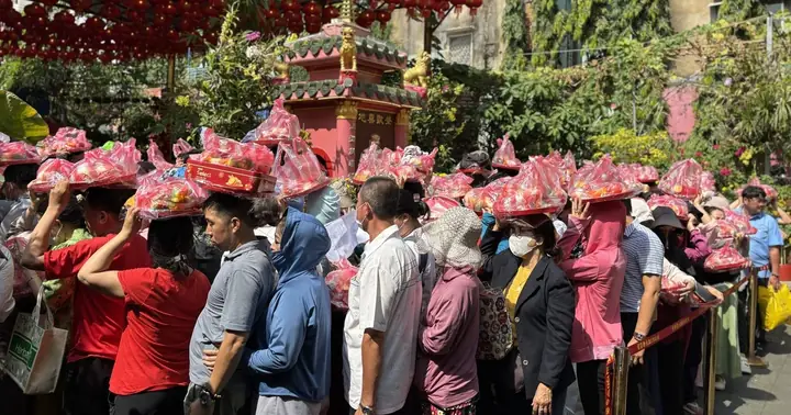 Mùng 8 Tết: Đông Nghẹt Người Đội Nắng Làm Lễ Chuyển Vận Ở Chùa ...