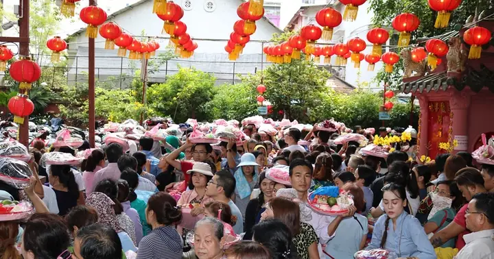 Rằm Tháng Giêng, Người Sài Gòn Xếp Hàng Chuyển Vận Ở Ngôi Chùa ...