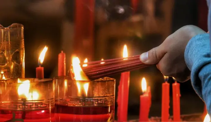 Cúng Cô Hồn Thắp Mấy Cây Nhang? Ý Nghĩa Số Lẻ & Những Điều Cần Biết