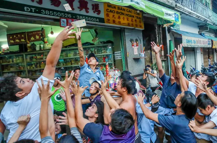 Ném Hơn Chục Triệu Đồng Tiền Lẻ Cúng Cô Hồn Ở Sài Gòn - Báo ...
