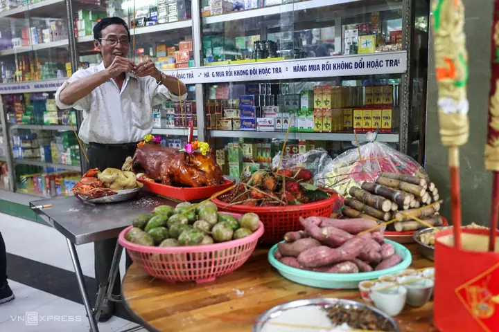 Lễ Cúng Cô Hồn Của Gia Đình Người Hoa Ở Sài Gòn - Báo Vnexpress ...