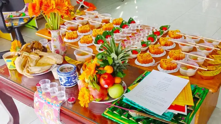 Cúng Đầy Tháng Gà Trống Hay Mái? Giải Đáp Chi Tiết Theo Phong Tục Người Việt