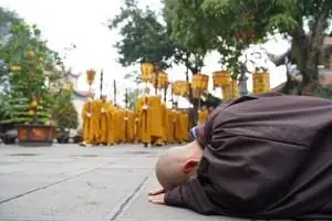 Cúng Dường Bằng Tiền: Tâm Pháp Quan Trọng Hơn Hình Thức