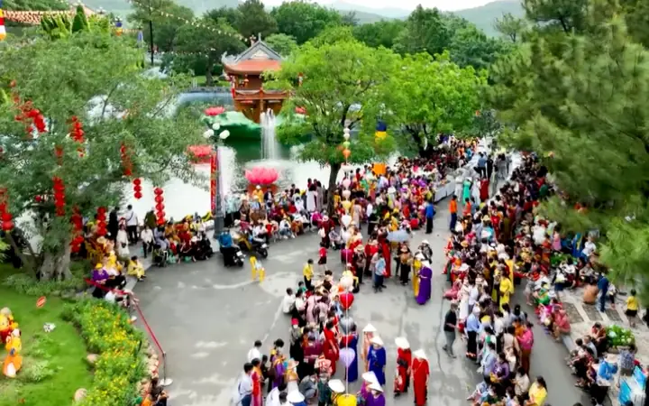 Gỡ Bỏ Clip Cúng Dường Nhận Tiền Phản Cảm Ở Chùa Ba Vàng - Đài ...