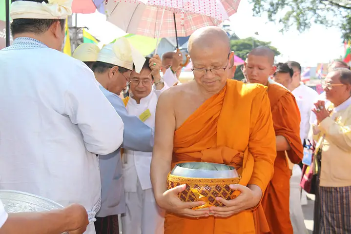 Xe Tải Chở Đầy Bánh Kẹo Cúng Dường Cho 500 Nhà Sư Đi Khất Thực ...