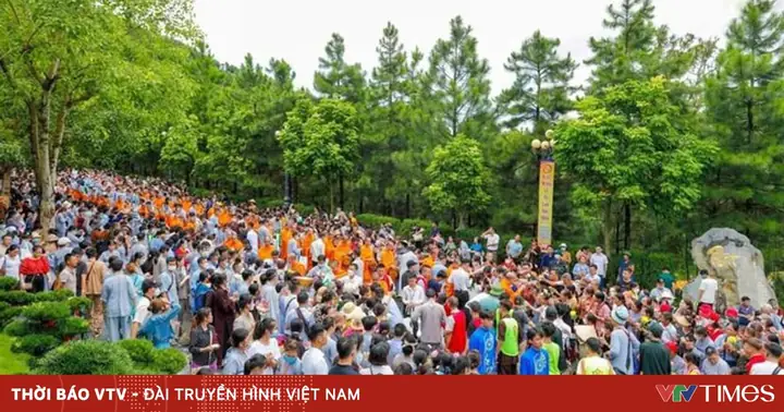 Chư Tăng Nhận Tiền Cúng Dường Trực Tiếp Từ Tay Người Dân, Chùa Ba ...