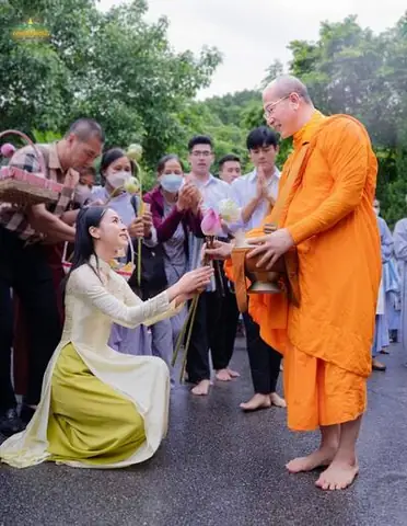 Sự Thật Về Hoạt Động 'sớt Bát Cúng Dường' Tại Chùa Ba Vàng: Góc Nhìn Đa Chiều Từ Truyền Thống Đến Thực Tiễn