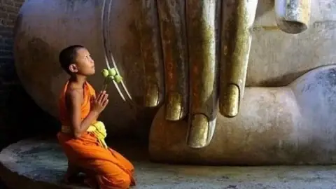 Cúng Dường Đúng Pháp: Cẩm Nang Toàn Diện Cho Phật Tử Hiện Đại