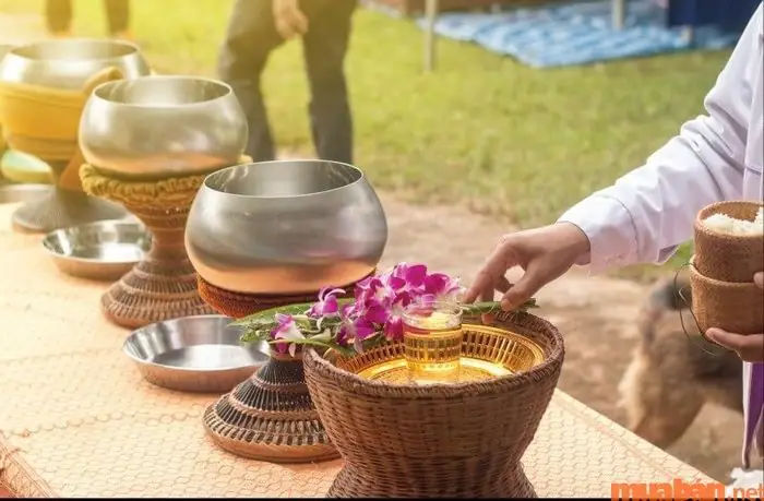 Ly Nước Trong Suốt Tượng Trưng Cho Sự Thanh Khiết, Lòng Thành Kính Của Người Dâng Cúng.