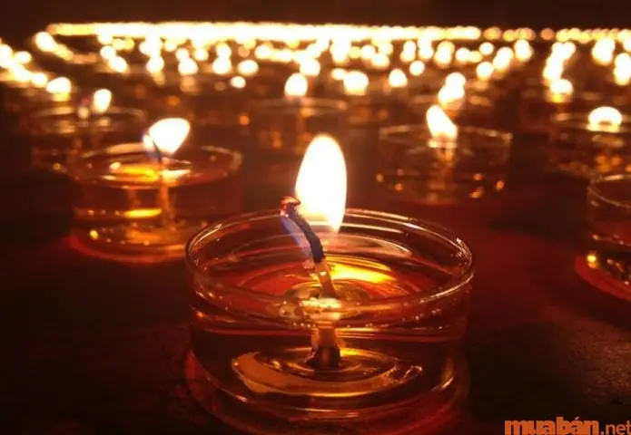 Đèn Dầu Đại Diện Cho Trí Tuệ Sáng Suốt, Giúp Con Người Nhận Thức Rõ Con Đường Đúng Đắn Cần Đi.