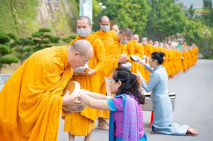 Cúng Dường Là Gì? Cách Cúng Dường Tại Nhà Chuẩn Nhất