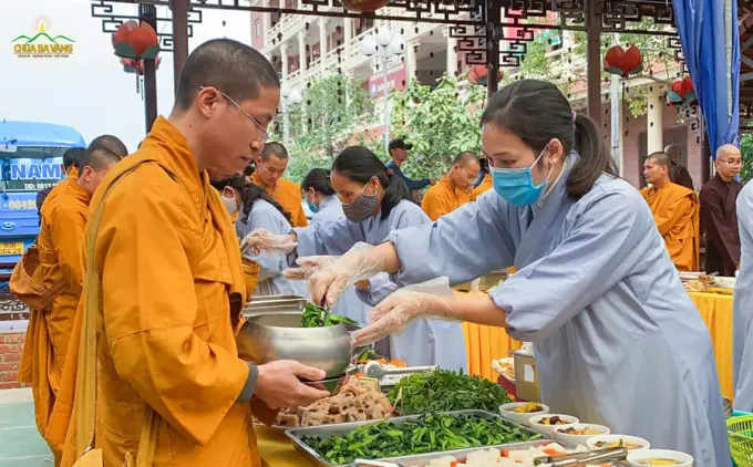 Chư Tăng Chùa Ba Vàng Nhận Vật Thực Do Các Phật Tử Cúng Dường