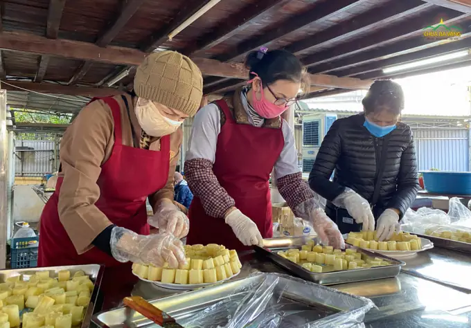 Các Phật Tử Chùa Ba Vàng Bày Trí Vật Thực Để Cúng Dường Chư Tăng, Ni Trong Đại Giới Đàn Tam Tổ Trúc Lâm Lần Thứ Xi