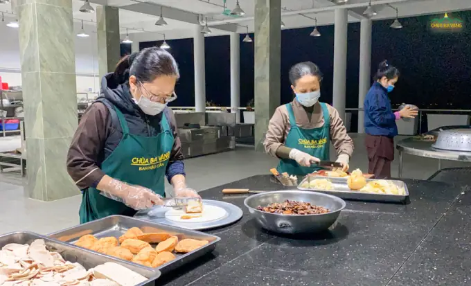 Hiểu Được Lợi Ích Của Việc Cúng Dường, Phật Tử Ai Nấy Cũng Rất Hoan Hỷ Khi Chọn Mua Thực Phẩm