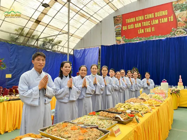 Thực Hành Lời Dạy Của Đức Phật, Các Phật Tử Đang Tu Học Tại Chùa Ba Vàng Đã Chuẩn Bị, Sửa Soạn Vật Thực Và Thành Kính Cúng Dường Trai Tăng Trong Đại Giới Đàn Trúc Lâm Tam Tổ Lần Thứ Xi