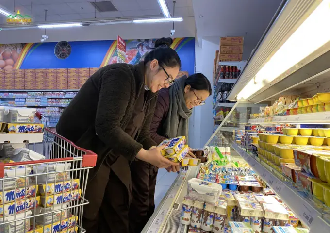 Hiểu Được Lợi Ích Của Việc Cúng Dường, Phật Tử Ai Nấy Cũng Rất Hoan Hỷ Khi Chọn Mua Thực Phẩm