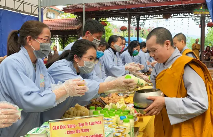 Các Phật Tử Sớt Bát Cúng Dường Chư Ni Chùa Ba Vàng
