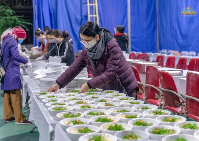 Phật Tử Chuẩn Bị Những Xuất Phở Chay Để Cúng Dường Trai Tăng