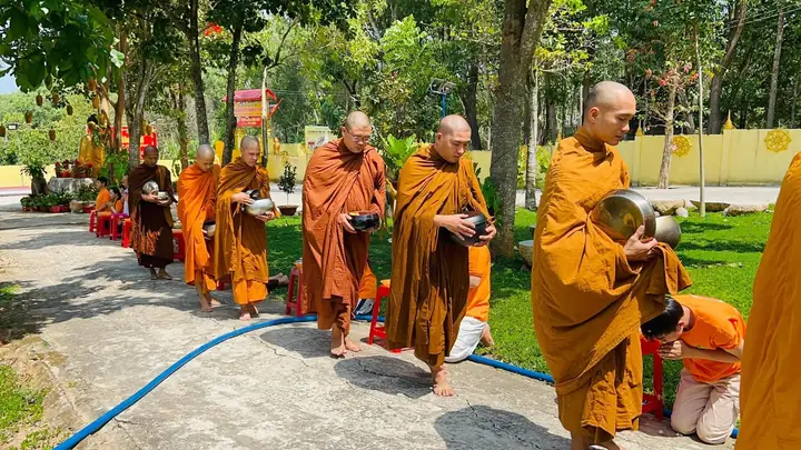 Cúng Dường Tứ Vật Dụng