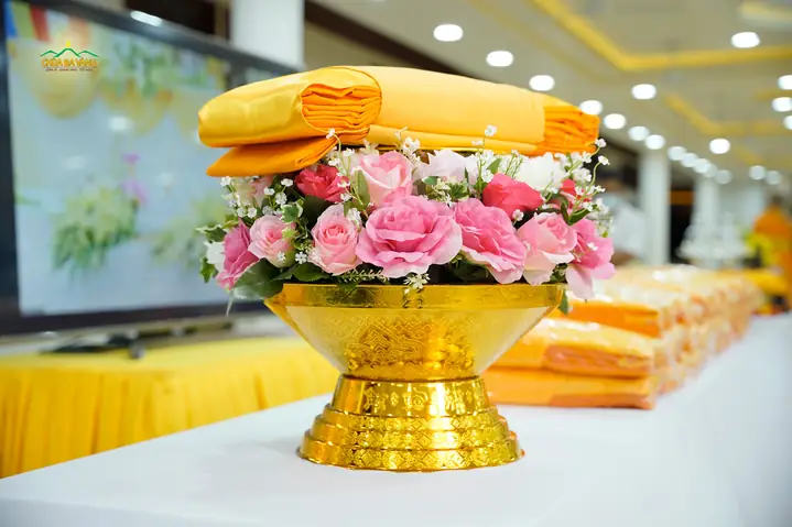 Cúng Dường 101 Tấm Y Cao Quý