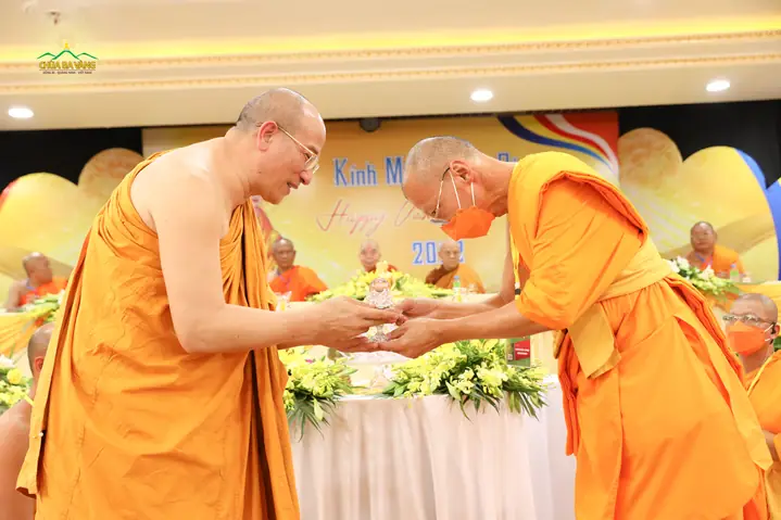 Đón Nhận Những Món Quà Ý Nghĩa Từ Chư Tăng Các Nước: Thái Lan, Lào, Sri Lanka, Bangladesh, Campuchia,...