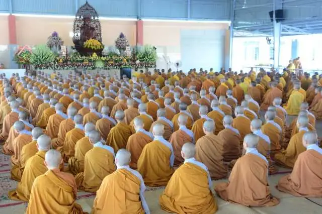 Ý Nghĩa Cúng Dường Y Phục: Nguồn Gốc, Lợi Ích Và Các Bước Thực Hiện