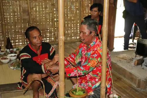 Cúng Sức Khỏe - Nghi Lễ Vòng Đời Của Người Ê Đê | Báo Ảnh Dân Tộc ...