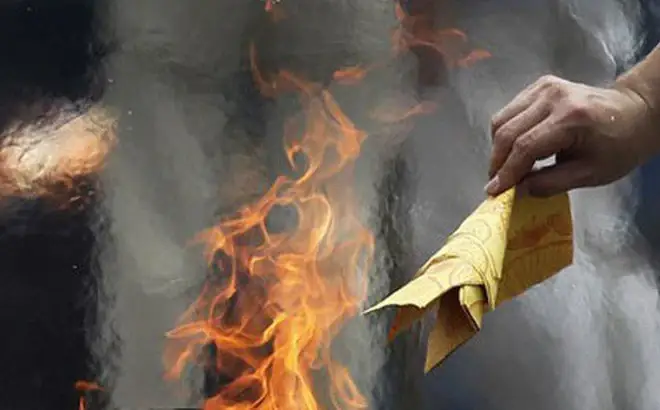 Cúng Hoá Vàng Cần Những Gì? Danh Sách Vật Phẩm Và Bài Văn Khấn Chuẩn Nhất