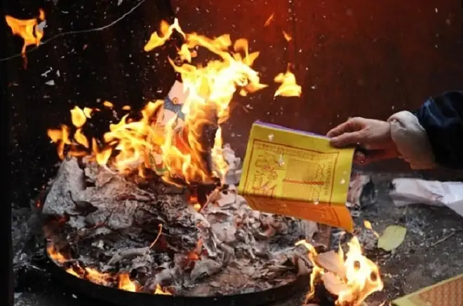 Cúng Hoá Vàng Cần Những Gì? Danh Sách Vật Phẩm Và Bài Văn Khấn Chuẩn Nhất