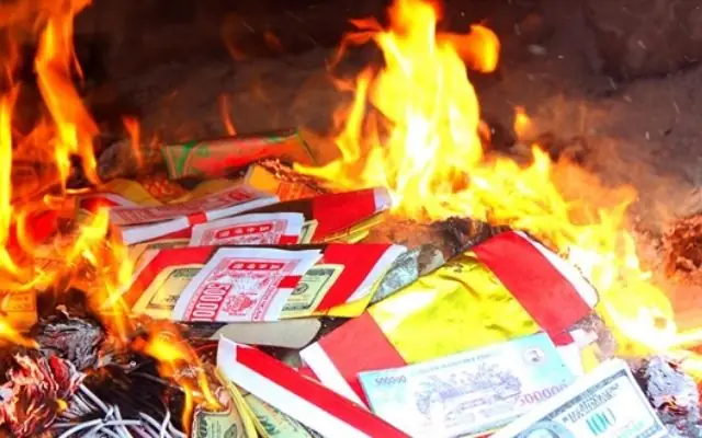 Cẩm Nang Thực Hiện Nghi Lễ Hóa Vàng Tết: Ý Nghĩa, Lễ Vật Và Bài Văn Khấn Chuẩn Nhất